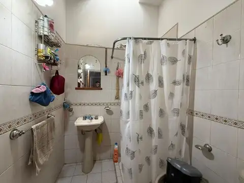 VENDE CASA + DPTO EN BARRIO YAPEYU