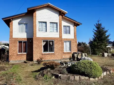 Casa de 4 ambientes céntrica sobre avenida principal de Dina Huapi.