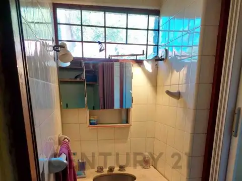 Chacras de Coria. Casa 2 dormitorios, 1 Baño, Galería, Pileta, Amplio Jardìn.