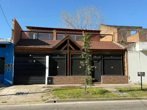 Casa 4 amb en venta- Merlo - Patio y Salón