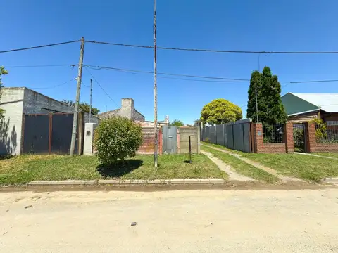 EN VENTA CASA 1 DORM. C/GALPON EN ZONA HIPODROMO