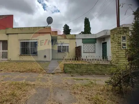 VENTA - CASA 4 AMBIENTES CON JARDÍN - CAMPANA