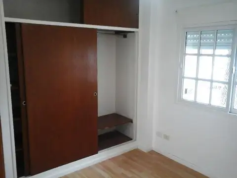   IDEAL INVERSOR  VENTA CON RENTA TIPO CASA al frente 2 AMBIENTES con cochera APTO CRÉDITO
