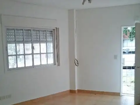   IDEAL INVERSOR  VENTA CON RENTA TIPO CASA al frente 2 AMBIENTES con cochera APTO CRÉDITO