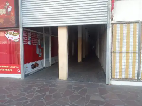 HIPOLITO YRIGOYEN 132 - LOCAL 10 - GALERIA MARIANO MORENO - Mar de Ajó 100