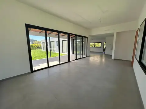 Casa en Venta con 4 cocheras