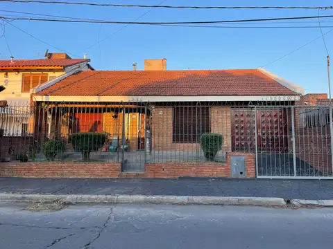 Casa 4 dormitorios, cochera p/ 3 Vehiculos, con Pileta - con escritura