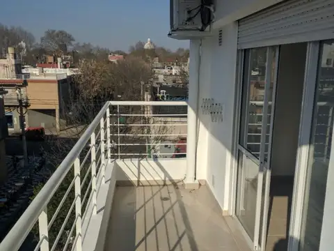 MONOAMBIENTE MUY LUMINOSO, CERCANIA FACULTAD UCA