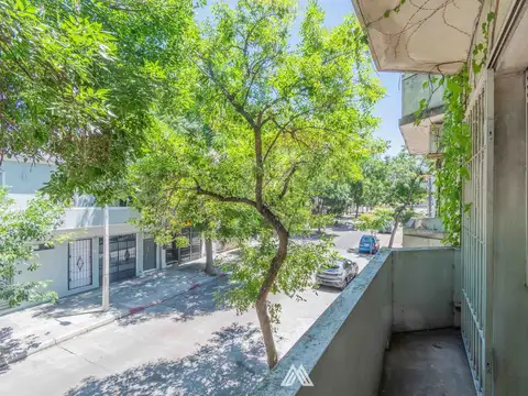 Pocitos, 2 dorm muy amplios, luminoso, balcones