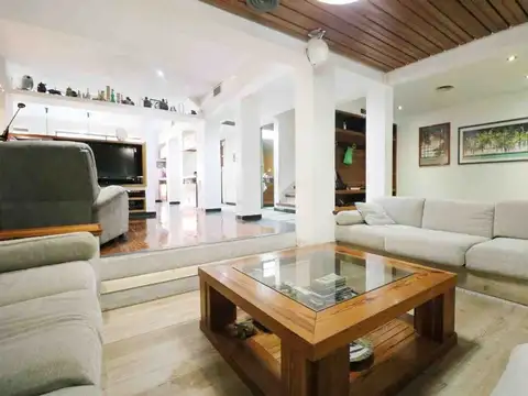VENTA CASA 6 AMBIENTES, COCHERA, PILETA Y QUINCHO
