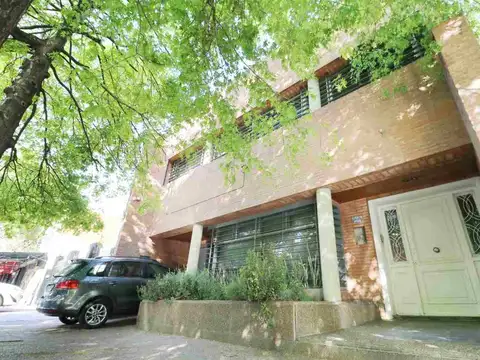 VENTA CASA 6 AMBIENTES, COCHERA, PILETA Y QUINCHO