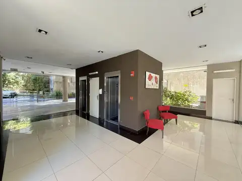 Departamento de tres ambientes en alquiler con cochera y baulera, en la Isla de Olivos.