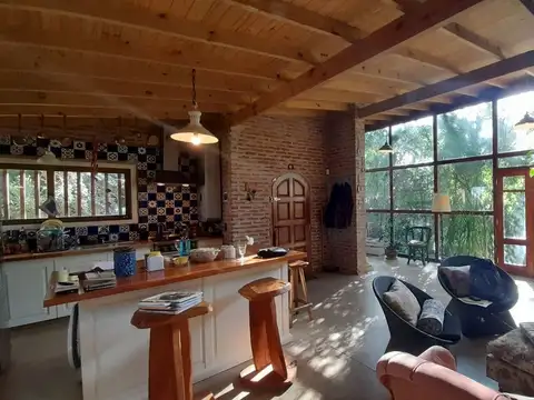 VENTA CASA 3 AMBIENTES CON PARQUE, LOS ACANTILADOS