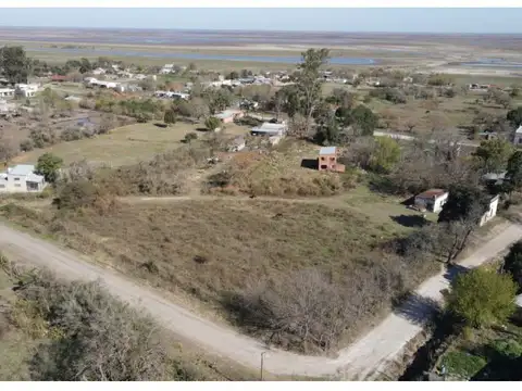 Excelente en Quinto Cuartel,  a pocos mts de la plaza ! Gran superficie y frente