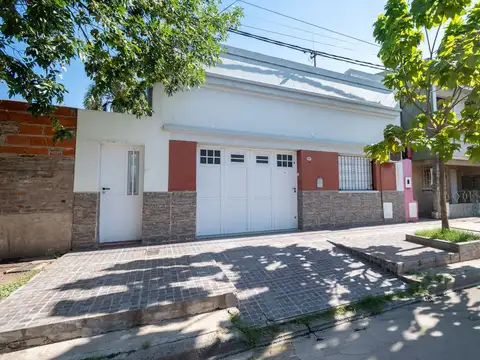 Casa apta a crédito - 2D, cochera, quincho y patio