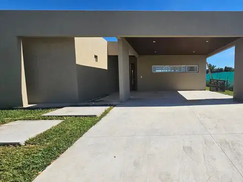 Casa en Alquiler con 1 cochera