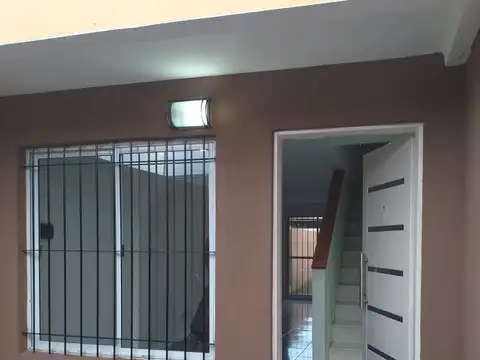 SE VENDE EXCELENTE TRIPLEX A ESTRENAR CON COCHERA, LAVADERO, FONDO EN LOMA HERMOSA