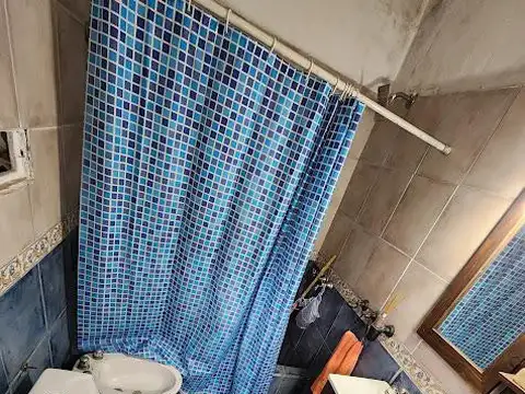 Casa en  en esquina con local