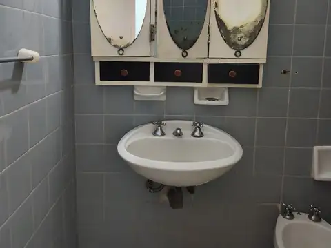 Departamento 3 ambientes con balcón y vista al frente. Int. Beguiristain 108, p.8º "33" Avellaneda