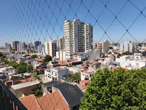 Departamento 3 ambientes con balcón y vista al frente. Int. Beguiristain 108, p.8º "33" Avellaneda