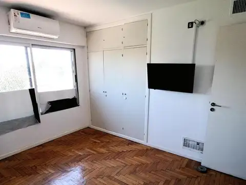 Venta de Casa de 6 ambiente con Cochera en Castelar