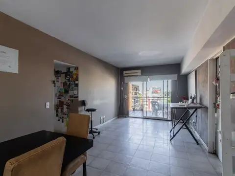 Departamento de 4 Ambientes con Balcón en Venta en Flores. Seguridad 24hs.