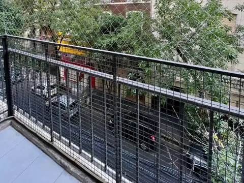 Alquilo Temporario en Recoleta. 4 Ambientes con balcón al frente.