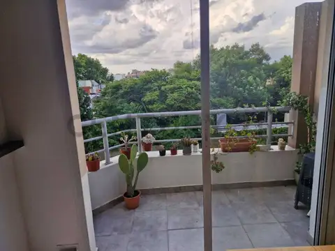 Excelente departamento de dos ambientes a 2 cuadras de la plaza de Lomas de Zamora. Con cochera