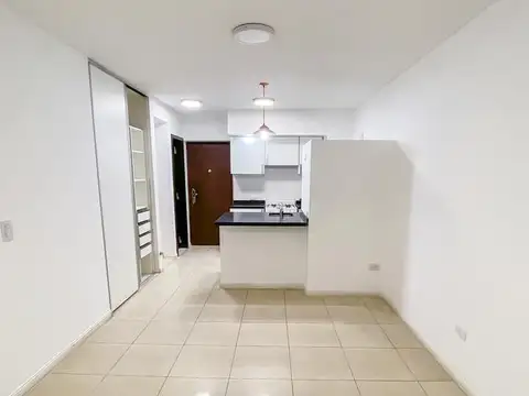 Monoambiente de excelente calidad constructiva y balcón al frente en Abasto
