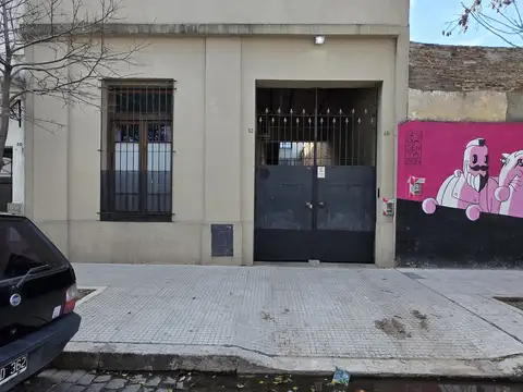 Casa 6 ambientes en Chacarita – Lote propio – Jardín, cochera y estudio independiente con renta