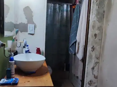 GRAN LOTE, con casa de 2 ambientes, SALIDA A 2 CALLES.