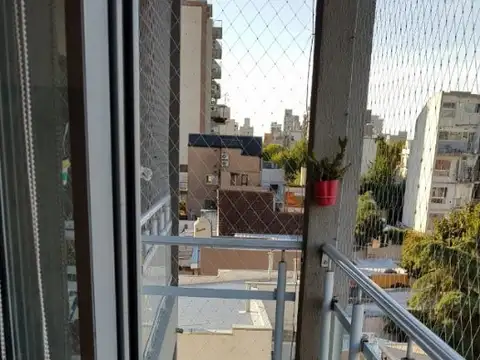 EXCELENTE DEPARTAMENTO DE DOS AMBIENTES CONTRAFRENTE EN QUILMES ESTE.