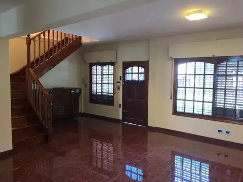 Casa 5 ambientes con 2 baños