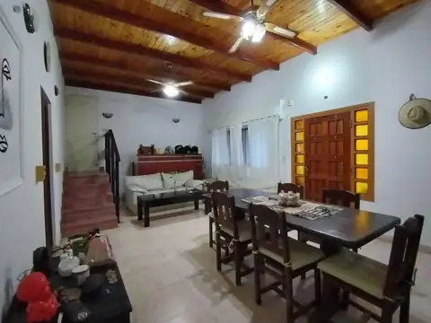 Casa 8 ambientes con 2 baños
