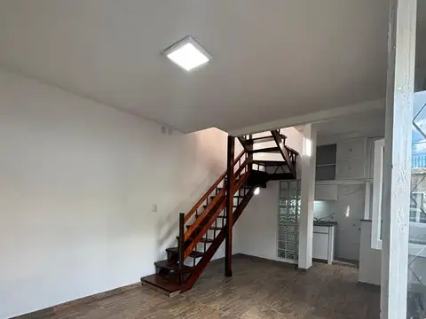 Departamento tipo casa de 3 ambientes en venta en Moron Sur reciclado a nuevo