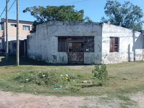 VENTA DE TERRENO CON CASA A REFACCIONAR EN ESQUINA