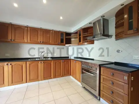 Casa de tres pisos con piscina en venta en Barrio Parque los Intendentes, Villa Martelli