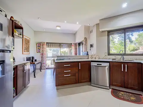 VENTA - Casa de 4 Dormitorios con Quincho, Pileta y Jardín - Cotos de Alameda, Roldán