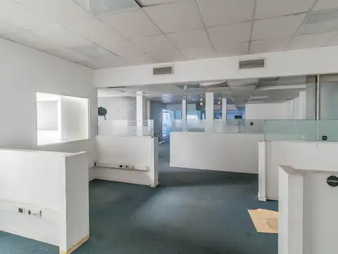 Oficina 10 ambientes con 8 baños