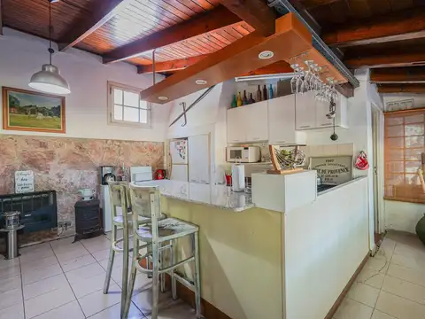 Casa 4 ambientes con 2 baños