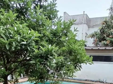 Venta de Casa 3 Ambientes con pileta en Gerli! Se vende con muebles!