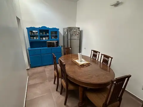 Excelente casa de 4 ambientes con cochera, patio, terraza, parrilla y playroom.