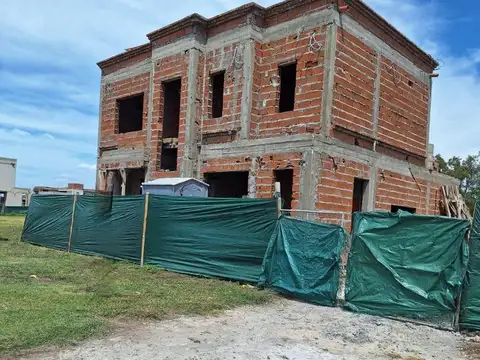 Casa en Venta en Pilar Del Este - Santa Sofia, USD 215.000