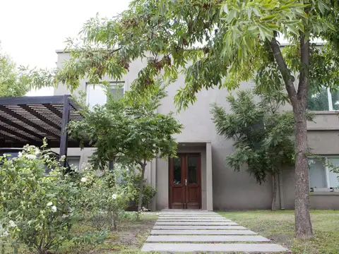 Casa en Venta con 4 cocheras