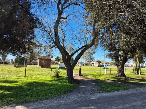 Sobre 5 lotes, chalet de 2 ambientes, Quincho, vestuario, piscina y gran parque.