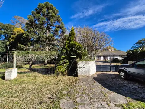 Sobre 5 lotes, chalet de 2 ambientes, Quincho, vestuario, piscina y gran parque.