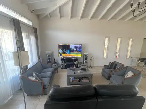 Casa en Venta con 4 cocheras