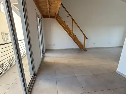 OPORTUNIDAD! EXCELENTE DEPTO AMPLIO DIVIDIDO CON COCHERA EN VILLA BALLESTER  PRECIO L/G