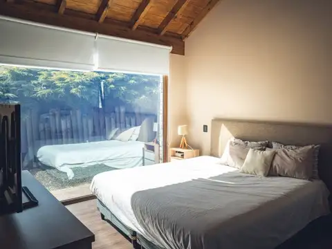 CASA - GRAN LOTE - PILETA CLIMATIZADA - GARAGE CUBIERTO - VISTA ABIERTA - LUMINOSA