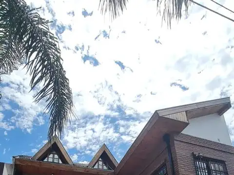 PH 4 AMBIENTES AL FRENTE CON COCINA AMPLIA PATIO INTERNO Y PATIO AL FONDO  3 HABITACIONES Y ENTRADA